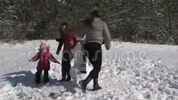 一家人一起堆雪人视频的预览图