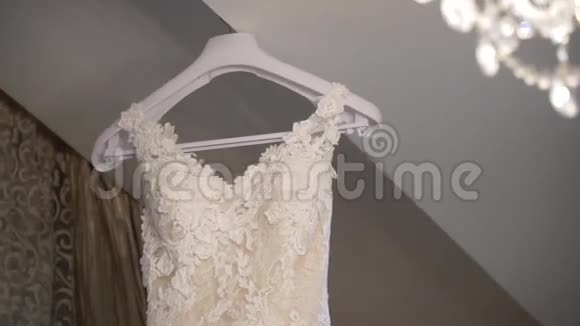 在衣架上装饰一件美味的婚纱视频的预览图