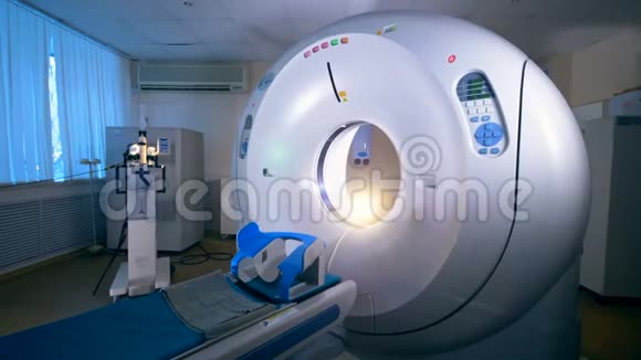 医院的核磁共振扫描仪不是人视频的预览图