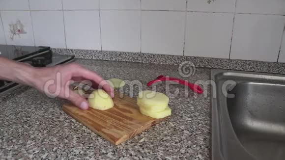 在厨房里用大刀切土豆视频的预览图