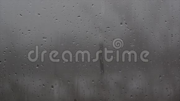 雨滴和湿雪融化流下玻璃视频的预览图