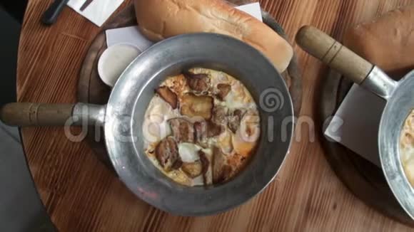沙克舒卡用番茄和面包在煎锅里煮鸡蛋以色列阿拉伯中东菜顶部视图视频的预览图