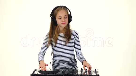耳机里的女孩在玩控制台白色背景慢动作视频的预览图
