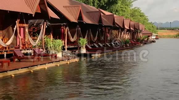 葵河边漂流时拍摄泰国Kanchanaburi视频的预览图