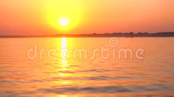 夕阳红过宁静的水视频的预览图