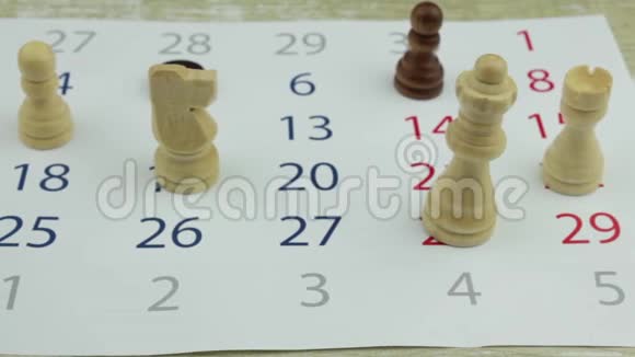 在空白日历表上的棋子视频的预览图