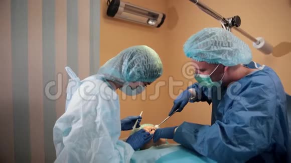 医院外科医生和护士做手术视频的预览图