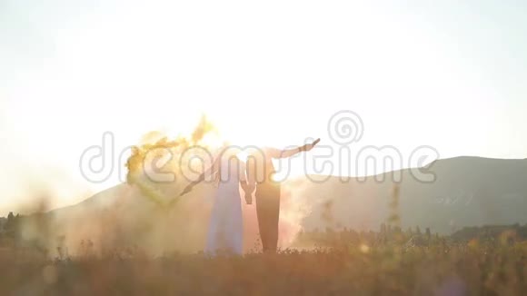 新娘和新郎在野外视频的预览图