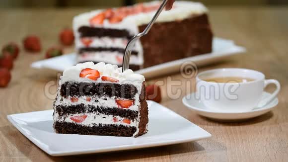 巧克力蛋糕加草莓吃一块巧克力草莓蛋糕视频的预览图
