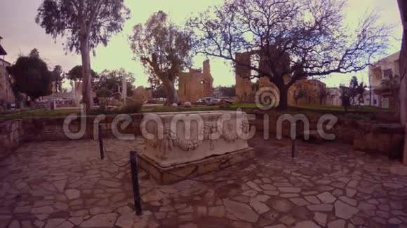 法马古斯塔纳米克凯末尔地下城中心的一座古石棺视频的预览图