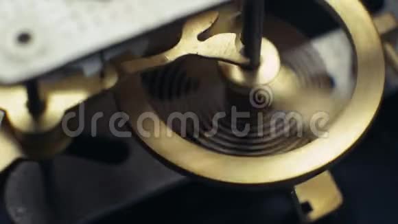 旋转齿轮机械手表摆钟4K视频的预览图