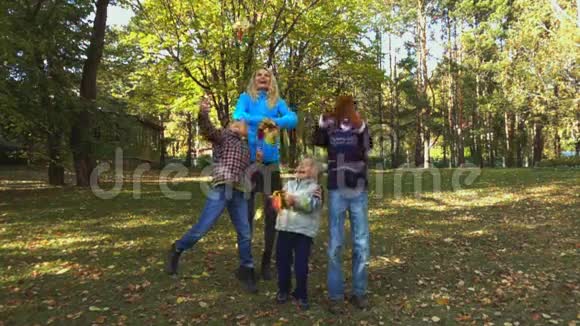 快乐的一家人扔树叶视频的预览图