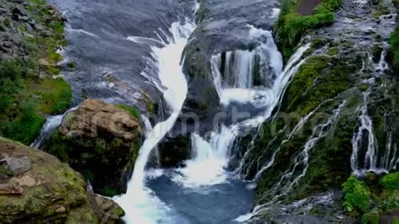 Gjain峡谷瀑布的鸟瞰图视频的预览图