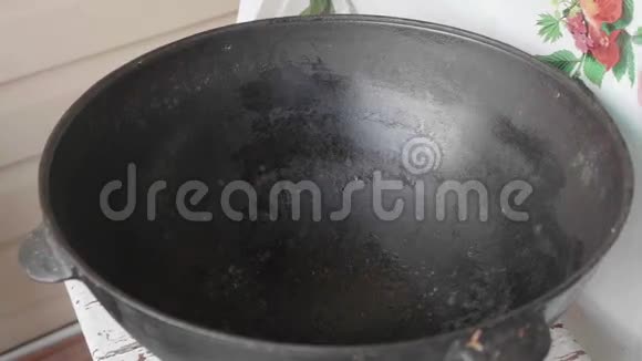白种人的手在煮锅之前用油润滑锅视频的预览图
