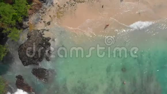 巴厘岛上一个美丽的蓝色泻湖海滩的空中拍摄那里有晶莹清澈的蓝色海水和白色的沙子视频的预览图