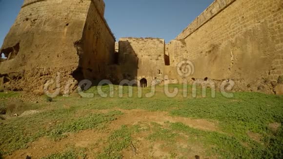 法马古斯塔中世纪堡垒的高墙和深沟从下面可以看到视频的预览图