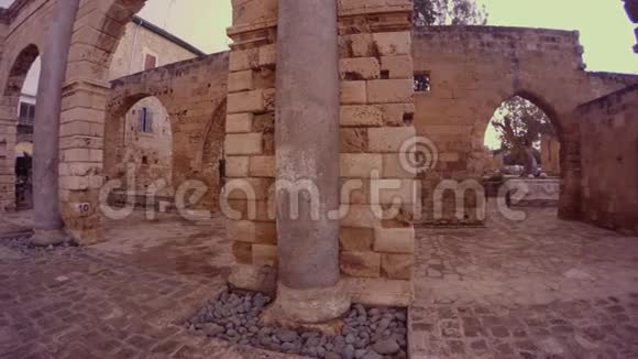 NamikKemal地下城中世纪重建使用古董大理石柱视频的预览图