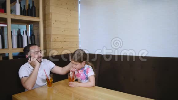 小女孩和她父亲在咖啡馆吃饭视频的预览图