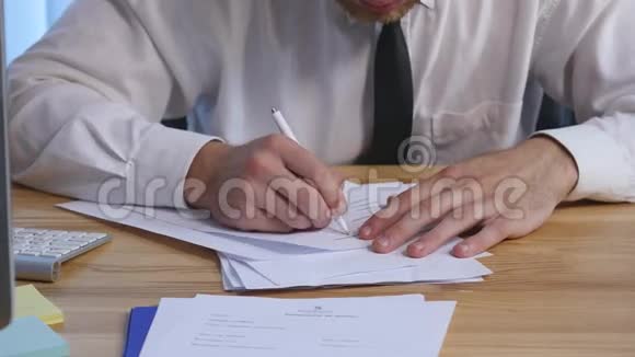 愤怒的商人在办公室桌上签文件然后把它们四散视频的预览图