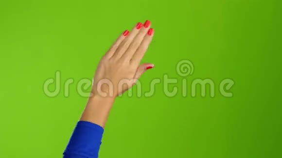 左手在广泛地挥手告别或问好绿色屏幕视频的预览图