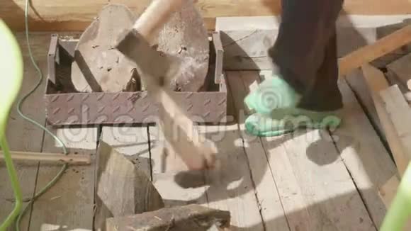 穿绿色靴子的白种人在农场里砍柴做壁炉视频的预览图