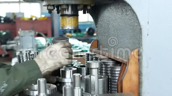 工厂的工人用压轴机将轴承压入轮毂装配轮毂装配单元视频的预览图