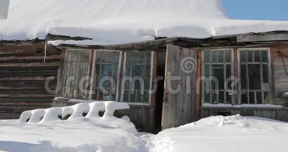 雪下废弃的旧木屋视频的预览图