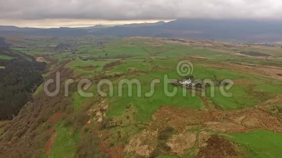从B4391的空中俯瞰穿过威尔士的沼地和山脉靠近英国瀑布视频的预览图