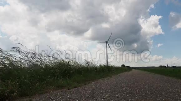 从极低的角度看暴风雨天的风力发电厂视频的预览图