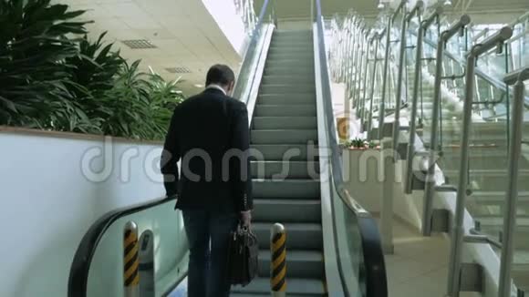 在自动扶梯上的商人视频的预览图