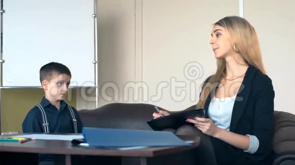 专业心理学家和一个小学生交谈视频的预览图