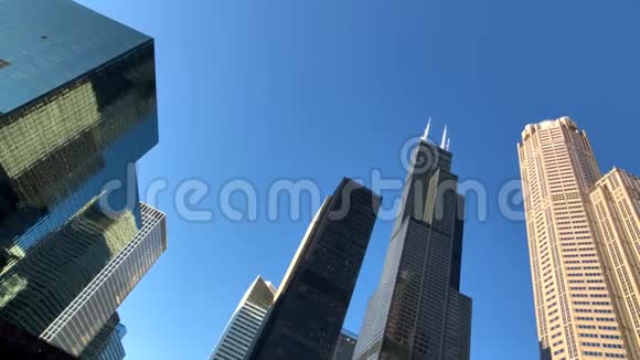 芝加哥摩天大楼的底视图视频的预览图