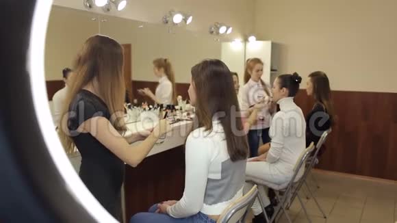 化妆师为三个女孩化妆视频的预览图