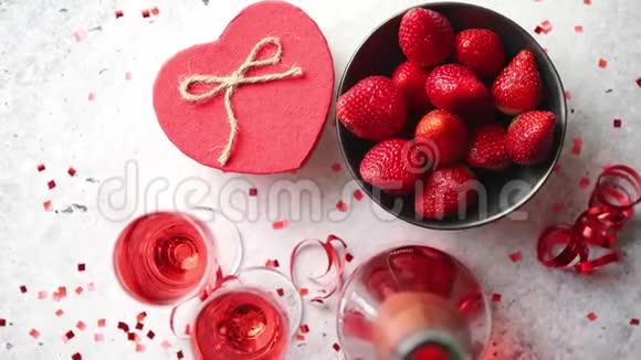 一瓶玫瑰香槟一杯新鲜草莓和心形礼物视频的预览图