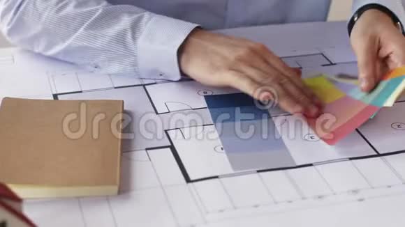 带蓝图和调色板的建筑师手视频的预览图
