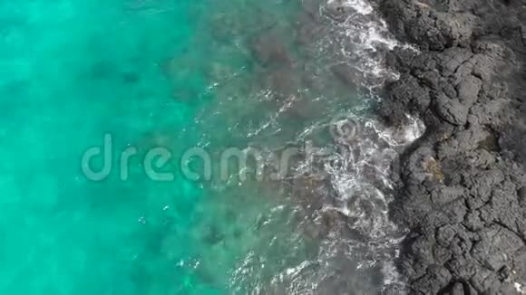 巴厘岛上一个美丽的蓝色泻湖海滩的空中拍摄那里有晶莹剔透的蓝色海水和白色的沙滩视频的预览图