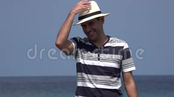 夏日假期戴帽子的快乐男性游客视频的预览图
