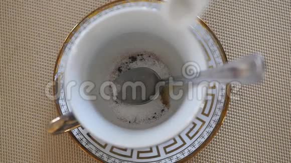 茶倒在杯子里从茶壶里倒开水茶慢动作关闭视频的预览图