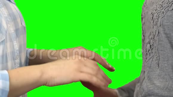 两个女人的手绿色屏幕关门视频的预览图