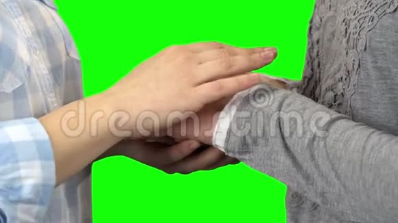 两个女人的手绿色屏幕关门视频的预览图