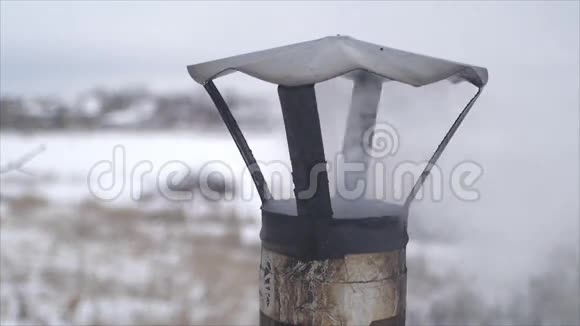 冬天从生锈的烟囱冒出来的烟视频的预览图