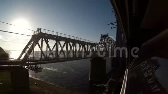 从火车窗外穿过一条宽阔的河流视频的预览图
