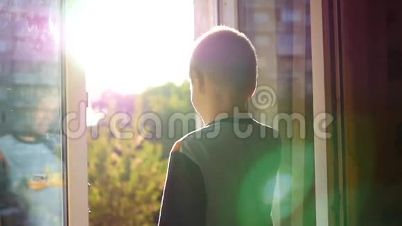 小孩用手在开着的窗户上挥动视频的预览图