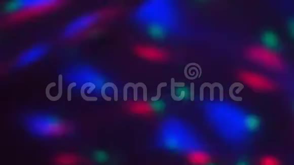 动感缤纷凸显RGB色彩格雷迪斯科球循环视频运动光在黑暗中飞翔视频的预览图