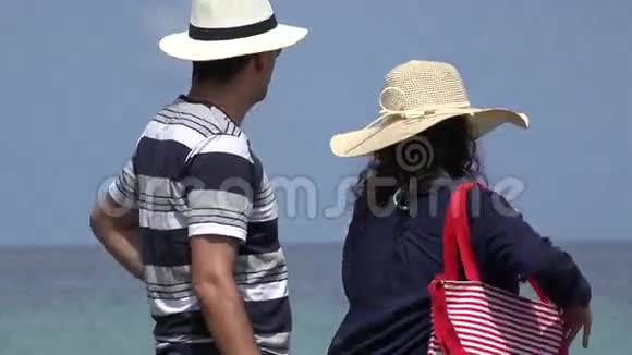 旅游情侣看海看海视频的预览图