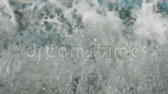 喷泉的水流落入水中形成泡沫视频的预览图