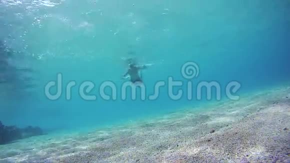 埃及红海中年轻人自由潜水在框架内滑行和漂浮视频的预览图
