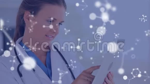使用移动分子结构平板电脑的女医生视频的预览图