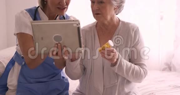 向老年妇女提供医疗报告的女医生视频的预览图
