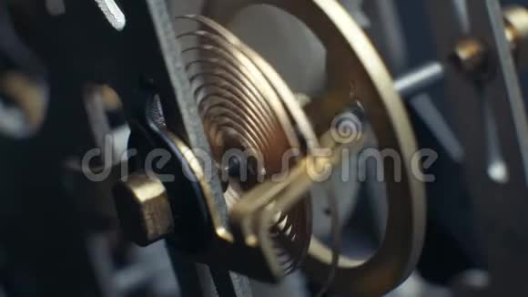 旋转齿轮机械手表摆钟4K视频的预览图